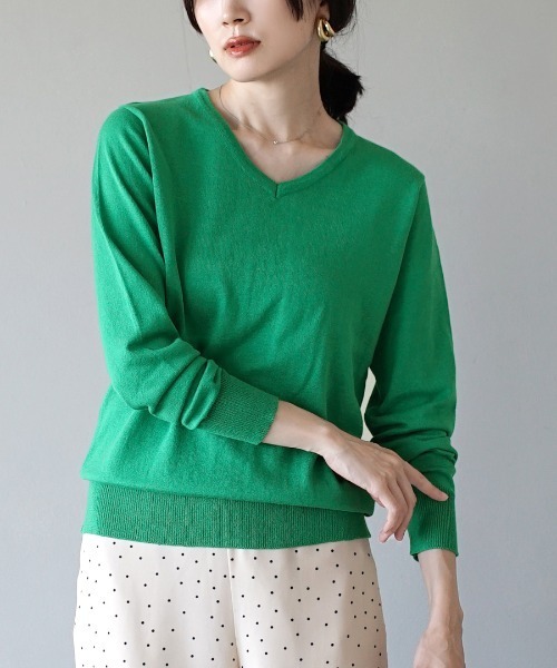 zootie（ズーティー）の「【ロングシーズン楽しめる、安心の綿100％】オーディナリー コットンニット セーター［Vネック］（ニット/セーター・レディース・キャメル/チャコール/ブラック/パープル/オフホワイト/ブルー/サンドベージュ/ホワイト×ブラック/グリーン/マスタード/杢グレー/ダークブラウン/ネイビー/レンガ/ピンク/ベージュ/イエロー/オレンジ系その他/ミント/ブルー系その他/ピンク系その他/ブルーグリーン/パープル系その他/オレンジ系その他2/イエロー系その他/ブルー系その他2/グレイッシュブルー/モスグリーン/ライトグリーン/ライトピンク/バーガンディー/ベージュ系その他/チェリーピンク/ライム/グリーン系その他/シアン/ライトブラウン/レッド系/アッシュブラウン・3L/L/LL/M）」の17枚目の写真