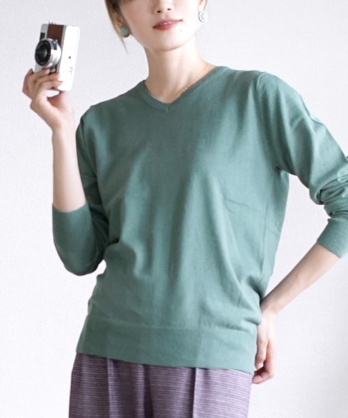 zootie（ズーティー）の「【ロングシーズン楽しめる、安心の綿100％】オーディナリー コットンニット セーター［Vネック］（ニット/セーター・レディース・キャメル/チャコール/ブラック/パープル/オフホワイト/ブルー/サンドベージュ/ホワイト×ブラック/グリーン/マスタード/杢グレー/ダークブラウン/ネイビー/レンガ/ピンク/ベージュ/イエロー/オレンジ系その他/ミント/ブルー系その他/ピンク系その他/ブルーグリーン/パープル系その他/オレンジ系その他2/イエロー系その他/ブルー系その他2/グレイッシュブルー/モスグリーン/ライトグリーン/ライトピンク/バーガンディー/ベージュ系その他/チェリーピンク/ライム/グリーン系その他/シアン/ライトブラウン/レッド系/アッシュブラウン・3L/L/LL/M）」の21枚目の写真