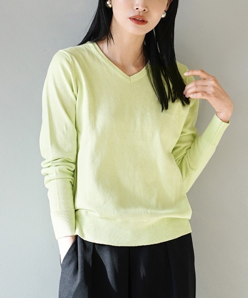 zootie（ズーティー）の「【ロングシーズン楽しめる、安心の綿100％】オーディナリー コットンニット セーター［Vネック］（ニット/セーター・レディース・キャメル/チャコール/ブラック/パープル/オフホワイト/ブルー/サンドベージュ/ホワイト×ブラック/グリーン/マスタード/杢グレー/ダークブラウン/ネイビー/レンガ/ピンク/ベージュ/イエロー/オレンジ系その他/ミント/ブルー系その他/ピンク系その他/ブルーグリーン/パープル系その他/オレンジ系その他2/イエロー系その他/ブルー系その他2/グレイッシュブルー/モスグリーン/ライトグリーン/ライトピンク/バーガンディー/ベージュ系その他/チェリーピンク/ライム/グリーン系その他/シアン/ライトブラウン/レッド系/アッシュブラウン・3L/L/LL/M）」の12枚目の写真