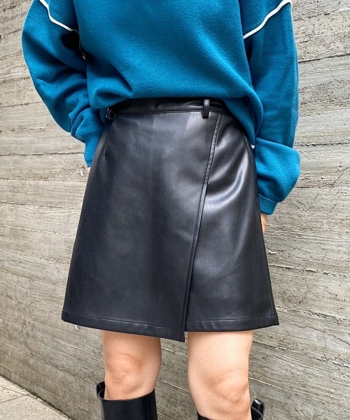 PAGEBOY（ページボーイ）の「フェイクレザーラップショートパンツ（その他パンツ・レディース・オフホワイト/ブラック・FREE）」の2枚目の写真