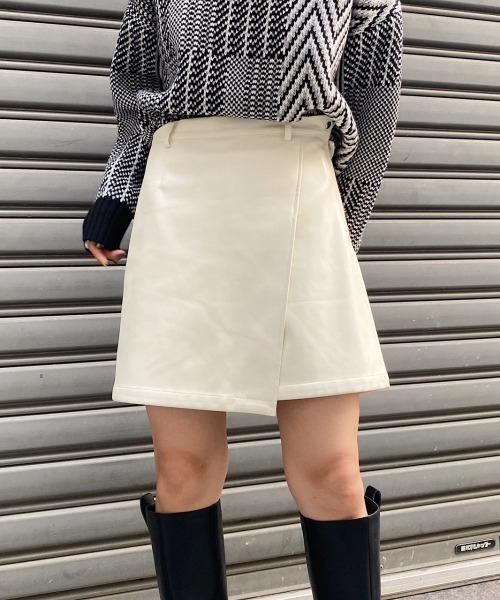 PAGEBOY（ページボーイ）の「フェイクレザーラップショートパンツ（その他パンツ・レディース・オフホワイト/ブラック・FREE）」の3枚目の写真