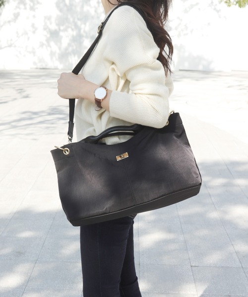 florist(フローリスト)の「本革2WAY/2SIZE撥水スクエアナイロンとレザーのプレート付きトートバッグ(トートバッグ・レディース・ホワイト系その他2/ホワイト系その他4/ブラック系その他2/ブラック系その他3/ブラック系その他4/ブラック系その他5/グレー系その他2/グレー系その他4/ベージュ系その他2/ベージュ系その他4/グリーン系その他2/グリーン系その他4/イエロー系その他2/イエロー系その他4/オレンジ系その他2/オレンジ系その他4/その他1/イエロー系その他7/ホワイト系その他6/その他3/ブルー系その他7/ブラック系その他7/オレンジ系その他7/グリーン系その他7/その他4/グリーン系その他6/その他2/ホワイト系その他7/ベージュ系その他7/グレー系その他6/ベージュ系その他6/オレンジ系その他6/イエロー系その他6/グレー系その他7/ブルー系その他6/ブラック系その他6/パープル系その他3/パープル系その他2・S/M)」の7枚目の写真