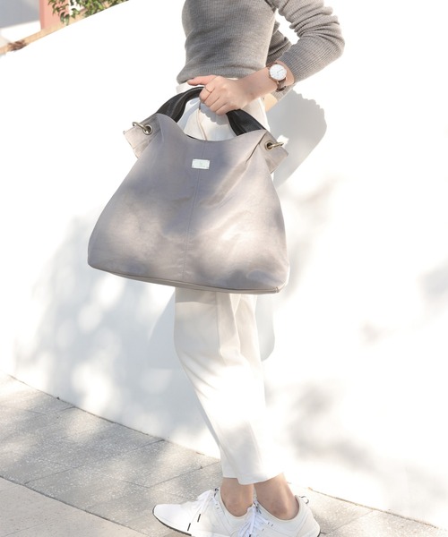 florist(フローリスト)の「本革2WAY/2SIZE撥水スクエアナイロンとレザーのプレート付きトートバッグ(トートバッグ・レディース・ホワイト系その他2/ホワイト系その他4/ブラック系その他2/ブラック系その他3/ブラック系その他4/ブラック系その他5/グレー系その他2/グレー系その他4/ベージュ系その他2/ベージュ系その他4/グリーン系その他2/グリーン系その他4/イエロー系その他2/イエロー系その他4/オレンジ系その他2/オレンジ系その他4/その他1/イエロー系その他7/ホワイト系その他6/その他3/ブルー系その他7/ブラック系その他7/オレンジ系その他7/グリーン系その他7/その他4/グリーン系その他6/その他2/ホワイト系その他7/ベージュ系その他7/グレー系その他6/ベージュ系その他6/オレンジ系その他6/イエロー系その他6/グレー系その他7/ブルー系その他6/ブラック系その他6/パープル系その他3/パープル系その他2・S/M)」の13枚目の写真