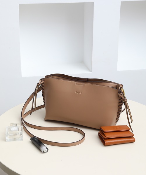 Ungrid（アングリッド）の「【Ungrid/アングリッド】　スムース  サイドかがりミニポシェット（ショルダーバッグ・レディース・ブラック/ダークブラウン/ベージュ/レッド/オリーブ/カーキ/アイボリー/ベージュ系その他/ブルー系その他/キャメル/スモークピンク/ワイン/ダークベージュ/グレイッシュベージュ・FREE）」の7枚目の写真