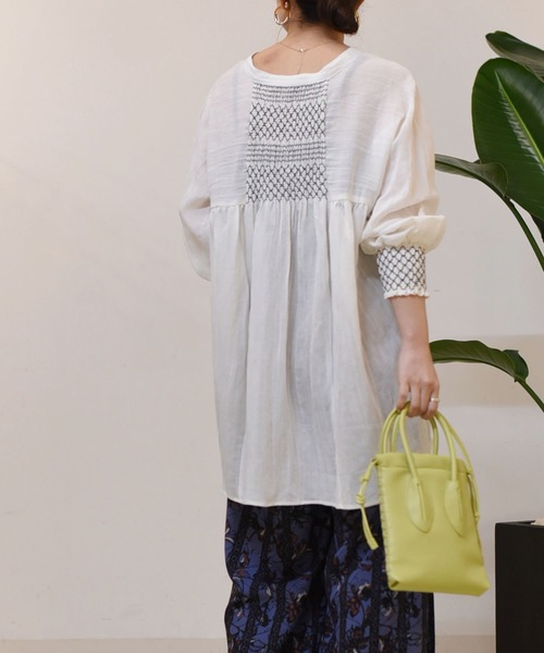 Eimee Law リネンブレンドバンドカラースモッキング刺繍ブラウス Eimee Law（エイミーロウ）の「スモッキング刺繍シャツブラウス