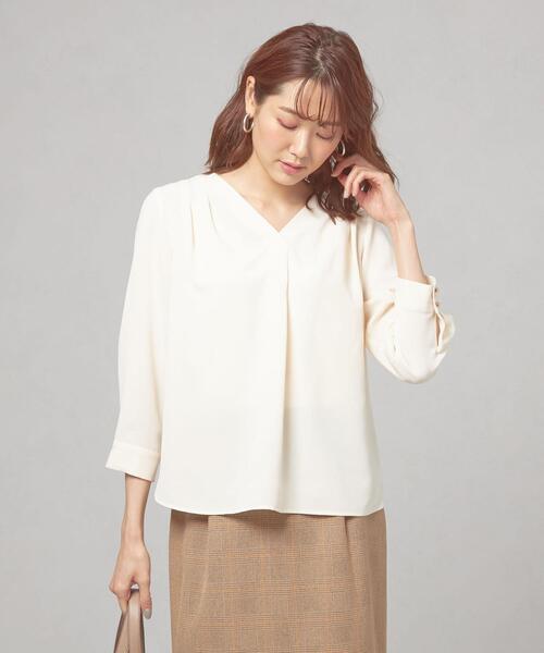 closet story(クローゼットストーリー)の「<closet story(クローゼットストーリー)>ムジ Vネック ショルダータック ブラウス(シャツ/ブラウス・レディース・ライトグレー/オフホワイト/ライム/オレンジ系その他・FREE)」の2枚目の写真