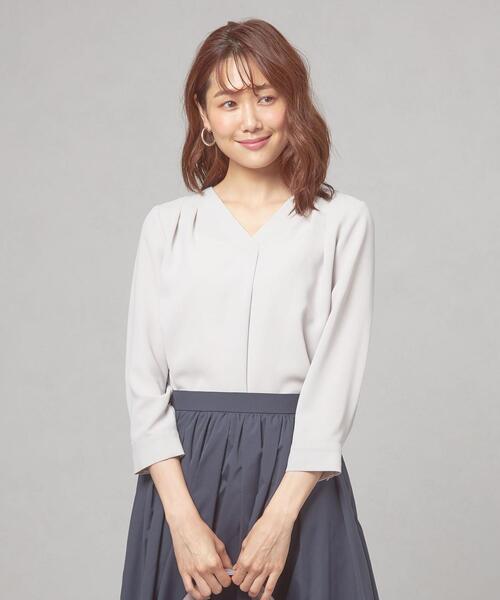 closet story(クローゼットストーリー)の「<closet story(クローゼットストーリー)>ムジ Vネック ショルダータック ブラウス(シャツ/ブラウス・レディース・ライトグレー/オフホワイト/ライム/オレンジ系その他・FREE)」の3枚目の写真