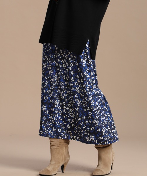INED(イネド)の「バックシャンプリントスカート《Viscotecs》(スカート・レディース・ブルー・11号/9号)」の1枚目の写真