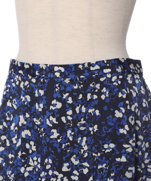 INED(イネド)の「バックシャンプリントスカート《Viscotecs》(スカート・レディース・ブルー・11号/9号)」の5枚目の写真