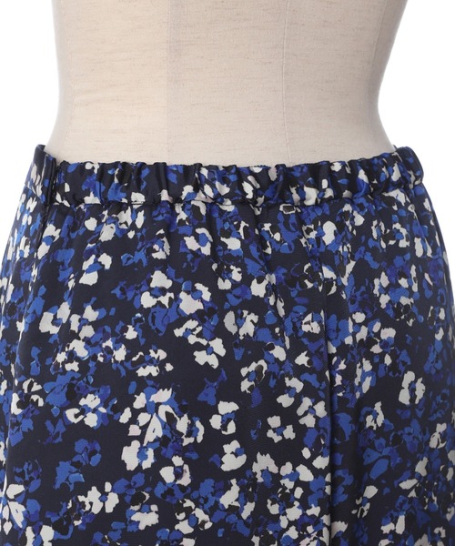 INED(イネド)の「バックシャンプリントスカート《Viscotecs》(スカート・レディース・ブルー・11号/9号)」の6枚目の写真
