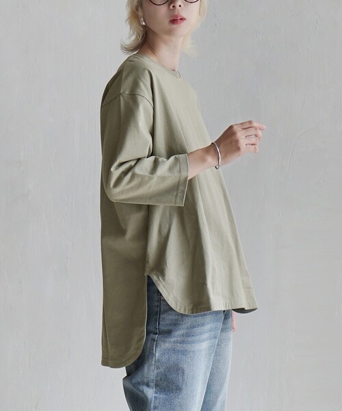 zootie（ズーティー）の「汗しみない 長袖カットソー［テールヘム］（Tシャツ/カットソー・レディース・ブラック/ライトカーキ/ブラウン/スモークピンク/ホワイト/ライトグレー/グレイッシュブルー/チャコール/テラコッタ/ブルー/ライトブルー/ベージュ/レッド系その他/ホワイト系その他/ブラック系その他/チャコールグレー/グレイッシュベージュ/ダークグリーン/カーキ系/ブルー系その他/ネイビー・フリー）」の14枚目の写真