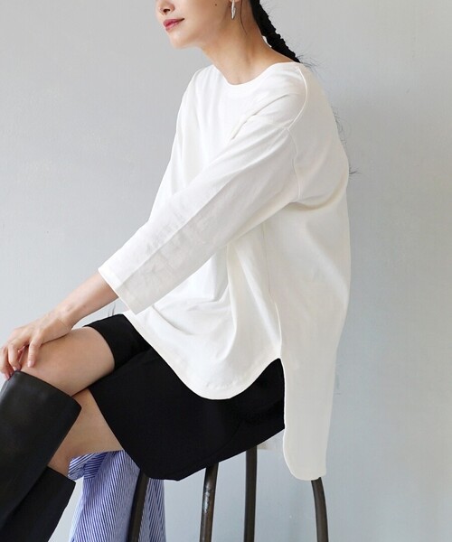 zootie（ズーティー）の「汗しみない 長袖カットソー［テールヘム］（Tシャツ/カットソー・レディース・ブラック/ライトカーキ/ブラウン/スモークピンク/ホワイト/ライトグレー/グレイッシュブルー/チャコール/テラコッタ/ブルー/ライトブルー/ベージュ/レッド系その他/ホワイト系その他/ブラック系その他/チャコールグレー/グレイッシュベージュ/ダークグリーン/カーキ系/ブルー系その他/ネイビー・フリー）」の3枚目の写真