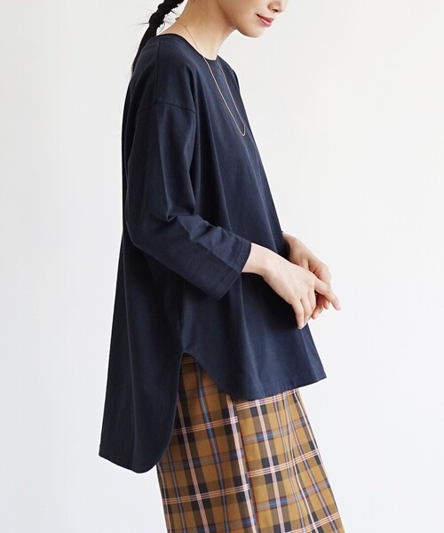 zootie（ズーティー）の「汗しみない 長袖カットソー［テールヘム］（Tシャツ/カットソー・レディース・ブラック/ライトカーキ/ブラウン/スモークピンク/ホワイト/ライトグレー/グレイッシュブルー/チャコール/テラコッタ/ブルー/ライトブルー/ベージュ/レッド系その他/ホワイト系その他/ブラック系その他/チャコールグレー/グレイッシュベージュ/ダークグリーン/カーキ系/ブルー系その他/ネイビー・フリー）」の16枚目の写真