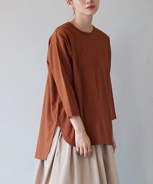 zootie（ズーティー）の「汗しみない 長袖カットソー［テールヘム］（Tシャツ/カットソー・レディース・ブラック/ライトカーキ/ブラウン/スモークピンク/ホワイト/ライトグレー/グレイッシュブルー/チャコール/テラコッタ/ブルー/ライトブルー/ベージュ/レッド系その他/ホワイト系その他/ブラック系その他/チャコールグレー/グレイッシュベージュ/ダークグリーン/カーキ系/ブルー系その他/ネイビー・フリー）」の21枚目の写真