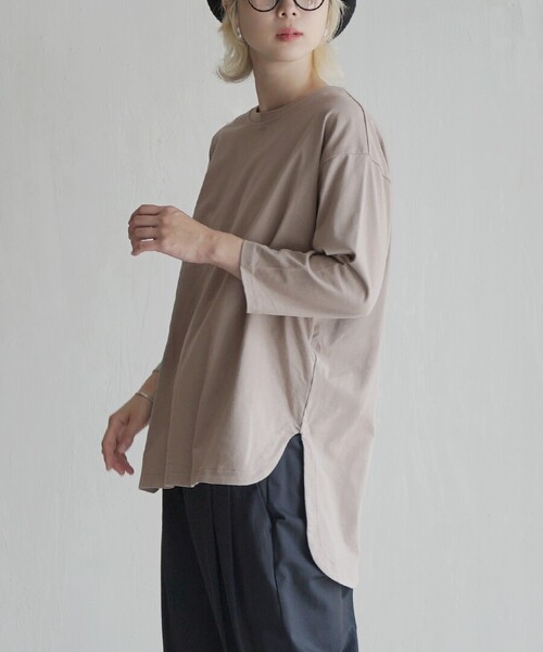 zootie（ズーティー）の「汗しみない 長袖カットソー［テールヘム］（Tシャツ/カットソー・レディース・ブラック/ライトカーキ/ブラウン/スモークピンク/ホワイト/ライトグレー/グレイッシュブルー/チャコール/テラコッタ/ブルー/ライトブルー/ベージュ/レッド系その他/ホワイト系その他/ブラック系その他/チャコールグレー/グレイッシュベージュ/ダークグリーン/カーキ系/ブルー系その他/ネイビー・フリー）」の11枚目の写真