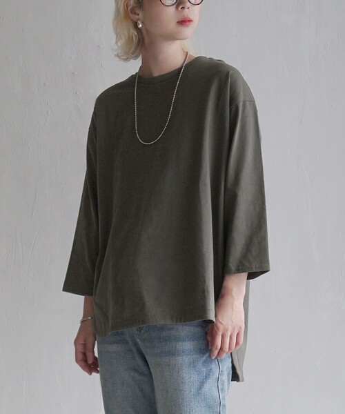 zootie（ズーティー）の「汗しみない 長袖カットソー［テールヘム］（Tシャツ/カットソー・レディース・ブラック/ライトカーキ/ブラウン/スモークピンク/ホワイト/ライトグレー/グレイッシュブルー/チャコール/テラコッタ/ブルー/ライトブルー/ベージュ/レッド系その他/ホワイト系その他/ブラック系その他/チャコールグレー/グレイッシュベージュ/ダークグリーン/カーキ系/ブルー系その他/ネイビー・フリー）」の6枚目の写真