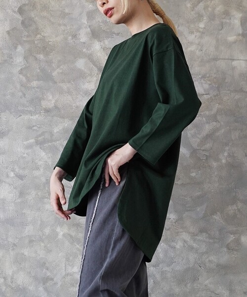 zootie（ズーティー）の「汗しみない 長袖カットソー［テールヘム］（Tシャツ/カットソー・レディース・ブラック/ライトカーキ/ブラウン/スモークピンク/ホワイト/ライトグレー/グレイッシュブルー/チャコール/テラコッタ/ブルー/ライトブルー/ベージュ/レッド系その他/ホワイト系その他/ブラック系その他/チャコールグレー/グレイッシュベージュ/ダークグリーン/カーキ系/ブルー系その他/ネイビー・フリー）」の12枚目の写真