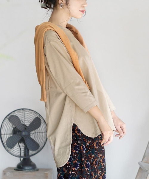 zootie（ズーティー）の「汗しみない 長袖カットソー［テールヘム］（Tシャツ/カットソー・レディース・ブラック/ライトカーキ/ブラウン/スモークピンク/ホワイト/ライトグレー/グレイッシュブルー/チャコール/テラコッタ/ブルー/ライトブルー/ベージュ/レッド系その他/ホワイト系その他/ブラック系その他/チャコールグレー/グレイッシュベージュ/ダークグリーン/カーキ系/ブルー系その他/ネイビー・フリー）」の10枚目の写真