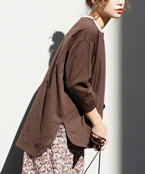 zootie（ズーティー）の「汗しみない 長袖カットソー［テールヘム］（Tシャツ/カットソー・レディース・ブラック/ライトカーキ/ブラウン/スモークピンク/ホワイト/ライトグレー/グレイッシュブルー/チャコール/テラコッタ/ブルー/ライトブルー/ベージュ/レッド系その他/ホワイト系その他/ブラック系その他/チャコールグレー/グレイッシュベージュ/ダークグリーン/カーキ系/ブルー系その他/ネイビー・フリー）」の8枚目の写真