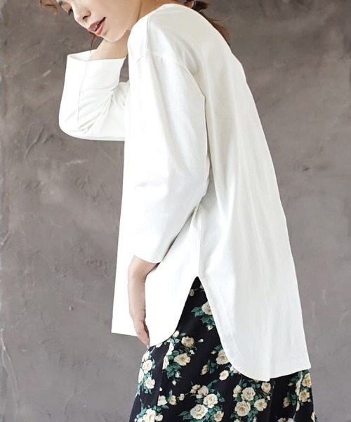 zootie（ズーティー）の「汗しみない 長袖カットソー［テールヘム］（Tシャツ/カットソー・レディース・ブラック/ライトカーキ/ブラウン/スモークピンク/ホワイト/ライトグレー/グレイッシュブルー/チャコール/テラコッタ/ブルー/ライトブルー/ベージュ/レッド系その他/ホワイト系その他/ブラック系その他/チャコールグレー/グレイッシュベージュ/ダークグリーン/カーキ系/ブルー系その他/ネイビー・フリー）」の2枚目の写真