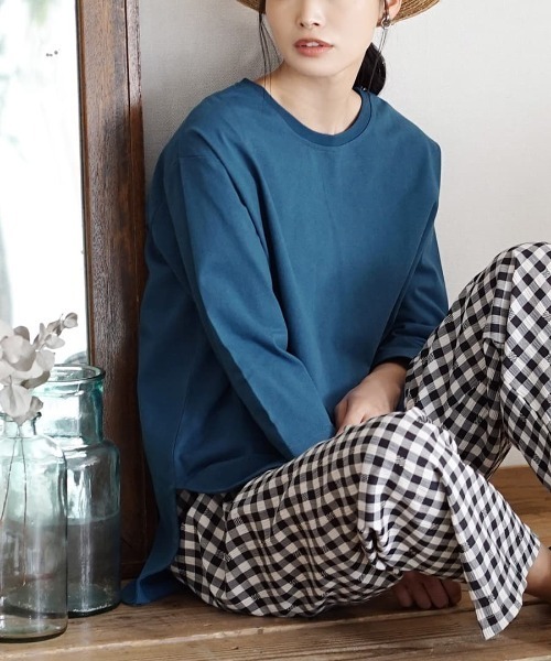 zootie（ズーティー）の「汗しみない 長袖カットソー［テールヘム］（Tシャツ/カットソー・レディース・ブラック/ライトカーキ/ブラウン/スモークピンク/ホワイト/ライトグレー/グレイッシュブルー/チャコール/テラコッタ/ブルー/ライトブルー/ベージュ/レッド系その他/ホワイト系その他/ブラック系その他/チャコールグレー/グレイッシュベージュ/ダークグリーン/カーキ系/ブルー系その他/ネイビー・フリー）」の17枚目の写真