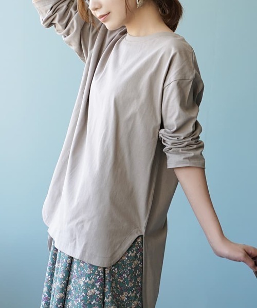 zootie（ズーティー）の「汗しみない 長袖カットソー［テールヘム］（Tシャツ/カットソー・レディース・ブラック/ライトカーキ/ブラウン/スモークピンク/ホワイト/ライトグレー/グレイッシュブルー/チャコール/テラコッタ/ブルー/ライトブルー/ベージュ/レッド系その他/ホワイト系その他/ブラック系その他/チャコールグレー/グレイッシュベージュ/ダークグリーン/カーキ系/ブルー系その他/ネイビー・フリー）」の7枚目の写真