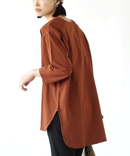 zootie（ズーティー）の「汗しみない 長袖カットソー［テールヘム］（Tシャツ/カットソー・レディース・ブラック/ライトカーキ/ブラウン/スモークピンク/ホワイト/ライトグレー/グレイッシュブルー/チャコール/テラコッタ/ブルー/ライトブルー/ベージュ/レッド系その他/ホワイト系その他/ブラック系その他/チャコールグレー/グレイッシュベージュ/ダークグリーン/カーキ系/ブルー系その他/ネイビー・フリー）」の9枚目の写真