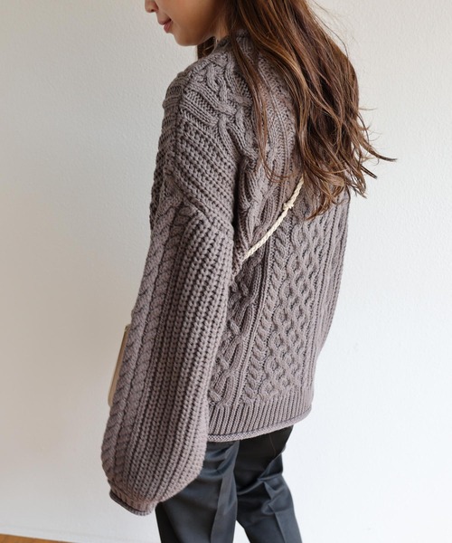 ケーブル編み長袖クルーネックニットトップス