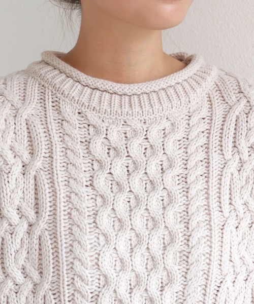 ケーブル編み長袖クルーネックニットトップス