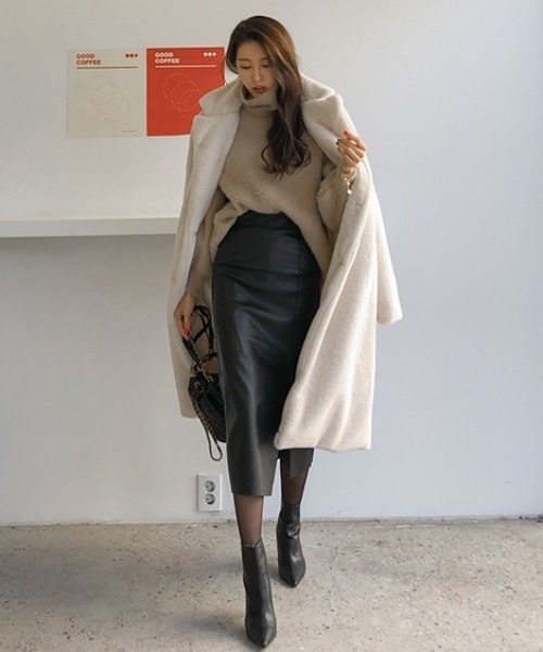 KOR（ケーオーアール）の「ミモレ丈 フェイクレザータイトスカート（スカート・レディース・ブラック・S/M/L）」の4枚目の写真