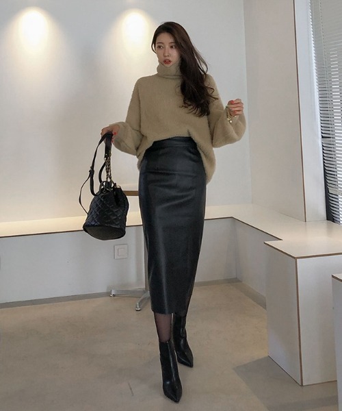 KOR（ケーオーアール）の「ミモレ丈 フェイクレザータイトスカート（スカート・レディース・ブラック・S/M/L）」の10枚目の写真