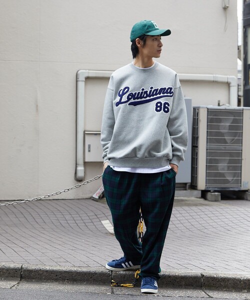 FREAK'S STORE（フリークスストア）の「ワッペン刺繍 アーチロゴ クルーネックスウェットシャツ/カレッジロゴ/ビックシルエット（スウェット・メンズ・ライトグレー/ベージュ/ネイビー/グレー/レッド/カーキ/モスグリーン/チャコール・SMALL/MEDIUM/LARGE）」の13枚目の写真