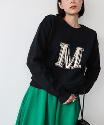 ワンポイントイニシャルクルーネックミドル丈ニット