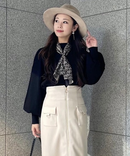 ROYAL PARTY（ロイヤルパーティー）の「オリジナルスカーフ付きニット（ニット/セーター・レディース・ブラック/オフホワイト/ベージュ・FREE）」の2枚目の写真