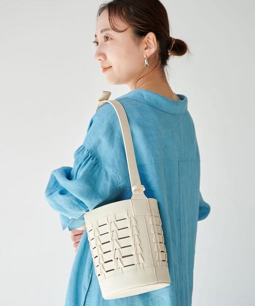 green label relaxing(グリーンレーベルリラクシング)の「イントレ ツツガタ 2WAY バッグ(ショルダーバッグ・レディース・クリーム/ブラック・FREE)」の2枚目の写真