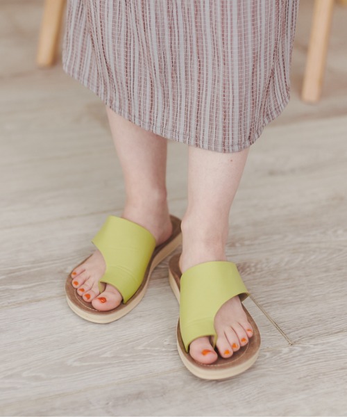 ANGIE（アンジー）の「アシメトングサンダル（サンダル・レディース・パイソン/アイボリー/ブラック/ブラウン/シルバー/ライム・LARGE/X-LARGE/MEDIUM）」の5枚目の写真