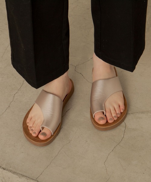 ANGIE（アンジー）の「アシメトングサンダル（サンダル・レディース・パイソン/アイボリー/ブラック/ブラウン/シルバー/ライム・LARGE/X-LARGE/MEDIUM）」の6枚目の写真