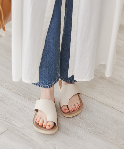 ANGIE（アンジー）の「アシメトングサンダル（サンダル・レディース・パイソン/アイボリー/ブラック/ブラウン/シルバー/ライム・LARGE/X-LARGE/MEDIUM）」の2枚目の写真