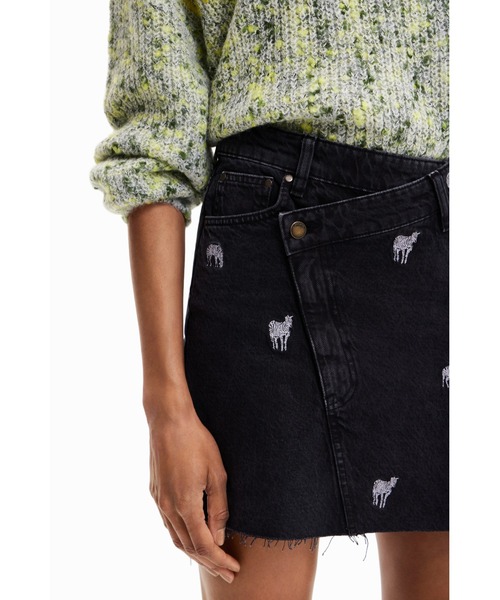 Desigual(デシグアル)の「Zebra embroidery denim mini skirt / ゼブラ刺繍デニムミニスカート(デニムスカート・レディース・ブラック・S/M/L/XS/XL)」の4枚目の写真