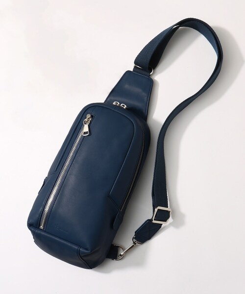 tk.TAKEO KIKUCHI（ティーケータケオキクチ）の「【WEB限定】イタリアンレザー縦型ボディバッグ（ボディバッグ/ウエストポーチ・メンズ・ブラック/ダークブラウン/ダークネイビー・00）」の3枚目の写真