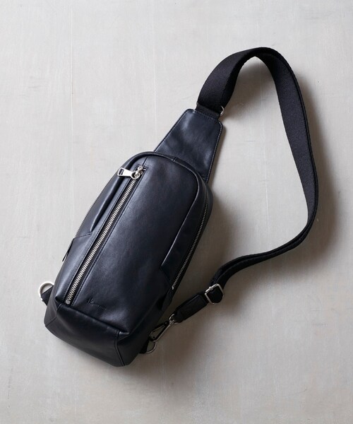 tk.TAKEO KIKUCHI（ティーケータケオキクチ）の「【WEB限定】イタリアンレザー縦型ボディバッグ（ボディバッグ/ウエストポーチ・メンズ・ブラック/ダークブラウン/ダークネイビー・00）」の2枚目の写真