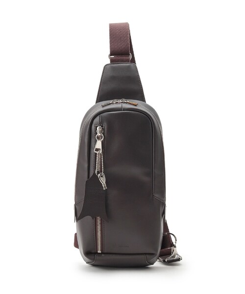 tk.TAKEO KIKUCHI（ティーケータケオキクチ）の「【WEB限定】イタリアンレザー縦型ボディバッグ（ボディバッグ/ウエストポーチ・メンズ・ブラック/ダークブラウン/ダークネイビー・00）」の4枚目の写真