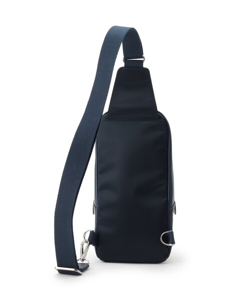 tk.TAKEO KIKUCHI（ティーケータケオキクチ）の「【WEB限定】イタリアンレザー縦型ボディバッグ（ボディバッグ/ウエストポーチ・メンズ・ブラック/ダークブラウン/ダークネイビー・00）」の6枚目の写真