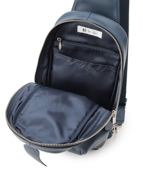 tk.TAKEO KIKUCHI（ティーケータケオキクチ）の「【WEB限定】イタリアンレザー縦型ボディバッグ（ボディバッグ/ウエストポーチ・メンズ・ブラック/ダークブラウン/ダークネイビー・00）」の10枚目の写真