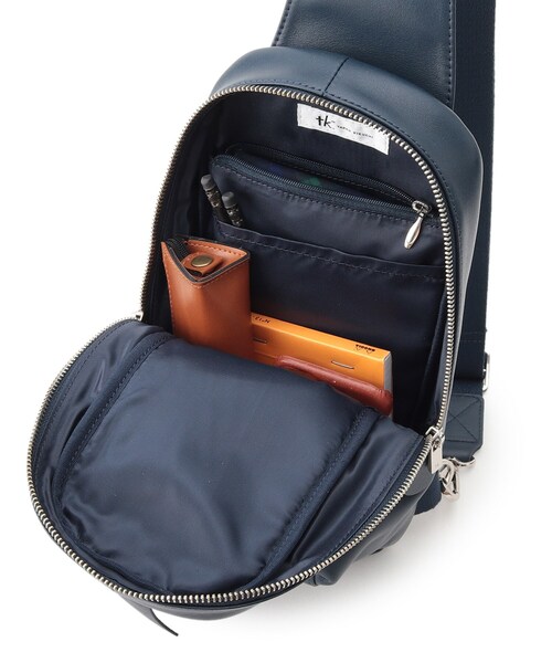 tk.TAKEO KIKUCHI（ティーケータケオキクチ）の「【WEB限定】イタリアンレザー縦型ボディバッグ（ボディバッグ/ウエストポーチ・メンズ・ブラック/ダークブラウン/ダークネイビー・00）」の17枚目の写真