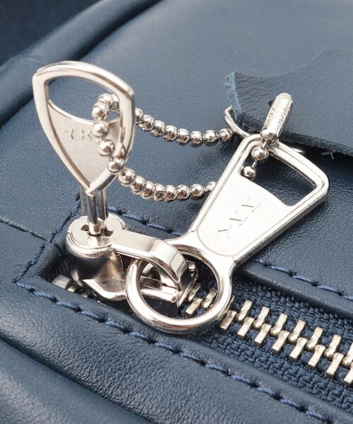 tk.TAKEO KIKUCHI（ティーケータケオキクチ）の「【WEB限定】イタリアンレザー縦型ボディバッグ（ボディバッグ/ウエストポーチ・メンズ・ブラック/ダークブラウン/ダークネイビー・00）」の16枚目の写真