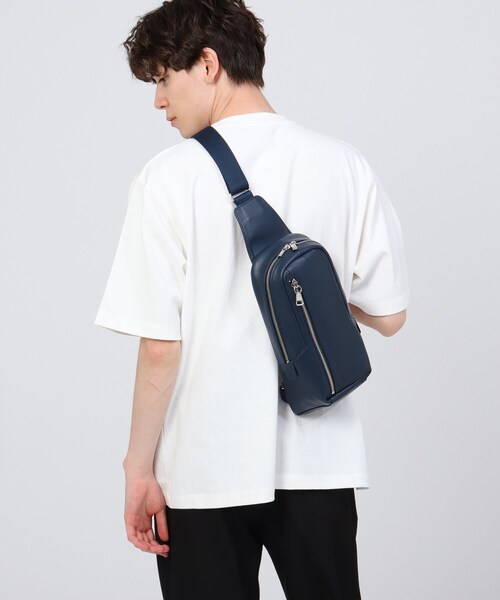 tk.TAKEO KIKUCHI（ティーケータケオキクチ）の「【WEB限定】イタリアンレザー縦型ボディバッグ（ボディバッグ/ウエストポーチ・メンズ・ブラック/ダークブラウン/ダークネイビー・00）」の5枚目の写真