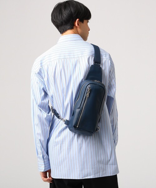 tk.TAKEO KIKUCHI（ティーケータケオキクチ）の「【WEB限定】イタリアンレザー縦型ボディバッグ（ボディバッグ/ウエストポーチ・メンズ・ブラック/ダークブラウン/ダークネイビー・00）」の13枚目の写真