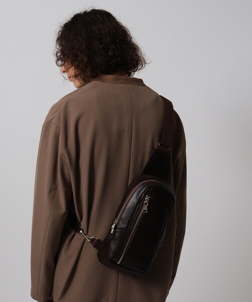 tk.TAKEO KIKUCHI（ティーケータケオキクチ）の「【WEB限定】イタリアンレザー縦型ボディバッグ（ボディバッグ/ウエストポーチ・メンズ・ブラック/ダークブラウン/ダークネイビー・00）」の11枚目の写真