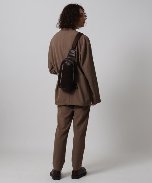 tk.TAKEO KIKUCHI（ティーケータケオキクチ）の「【WEB限定】イタリアンレザー縦型ボディバッグ（ボディバッグ/ウエストポーチ・メンズ・ブラック/ダークブラウン/ダークネイビー・00）」の18枚目の写真